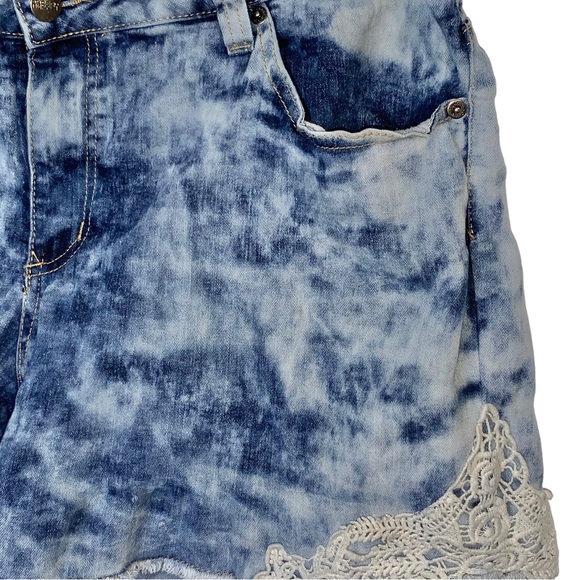 THREAD MARKET Plus Acid Washed Lace Embellished Raw Hem Shorts Sz 20 - Picture 3 of 7